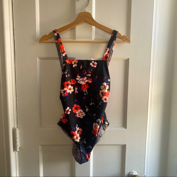 Volcom Leaf it to be one piece swim suit - Picture 2 of 8